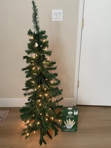 Medium 4’ Tall Christmas Tree 🌲w/ 1 Strand of Soft White LED Lights Included - Picture 1 of 4