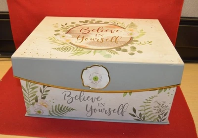 Caja contenedor de almacenamiento de diseño de cabaña costera BELIEVE IN YOURSELF - Old East Main Foto 1 de 4