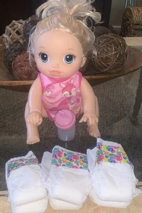 Video Hasbro Baby Alive Baby Go Bye Bye Blonde Doll Phrases Sounds Bottle Diaper - Bild 1 von 6