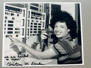 CHRISTINE DARDEN NASA-Wissenschaftlerin signed Foto 20x25 Autogramm - Picture 1 of 1