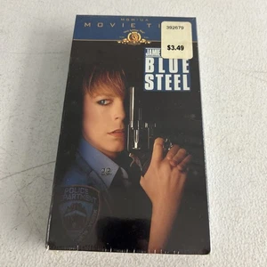 Blue Steel (VHS, 1990, Movie Time) Factory Sealed Jamie Lee Curtis MGM/UA Stamp - Imagen 1 de 6