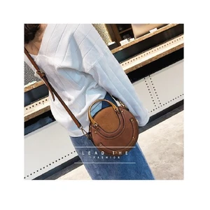 Interloper Leder Circle Crossbody Bag kleine Handtasche Damen Schultertasche braun - Bild 1 von 8