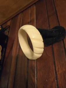 VINTAGE 60'S HUGE ROUND BANGLE BRACELET CREAM ECRU BAKELITE - Picture 1 of 4