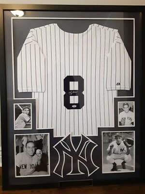 Camiseta Majestuosa Auténtica Firmada Yankees Yogi Berra Autografiada PSA/DNA Foto 1 de 3