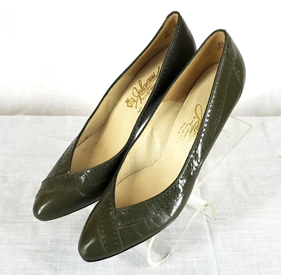 Vtg Johansen kitten heels pumps shoes olive green Size 9 narrow 10.5 x 3 1/8in - Image 1 of 4