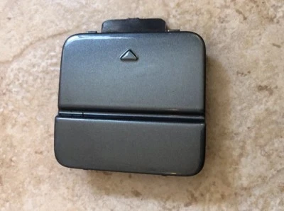 Крышка буксировки заднего бампера седана 04–10 BMW 525i E60 серая P# 5112 7033711-08  - Изображение 1 из 4