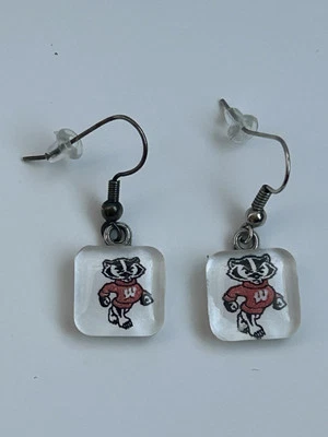 Pendientes colgantes de gancho de tejones de Wisconsin. Tono plata. Incrustación roja y blanca y negra Foto 1 de 3