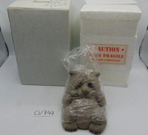 Figura de oso reclinable Lou Rankins Stone Critters en caja 1991 recubierta - Imagen 1 de 11