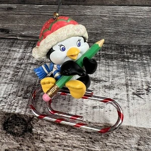 Carlton Karten Erbstück "Lehrer - datiert 1996" Pinguin auf Büroklammer Ornament  - Bild 1 von 2