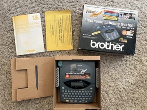 🇺🇸NUOVO in scatola Brother P-Touch PT-330 sistema di etichettatura elettronica🇺🇸 - Foto 1 di 14