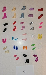 23 Paar gemischtes Set Modepuppe Barbie & Friends Schuhe (U) - Bild 1 von 1