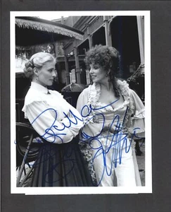 Joan Collins & Priscilla Barnes - Doble autógrafo firmado 7x9 TV todavía - Imagen 1 de 2