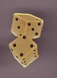 pin's -  pins - illustré de deux dés a jouer -- bon etat   - Imagen 1 de 1