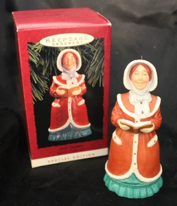 Hallmark Ornament - Serie Dickens Caroler Bell Collection - Lady Daphne-QX550-5 - Bild 1 von 2