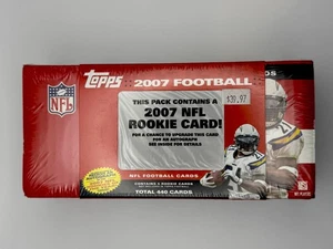 Juego completo de fútbol americano Topps 2007 + 5 tarjetas de novato exclusivas 1 juego sellado de fábrica - Imagen 1 de 5