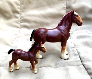 S315 - ERTL - Animali da collezione - Figurine cavallo CLYDESDALE STALLONE E PULEDRO - 1995 - Foto 1 di 12