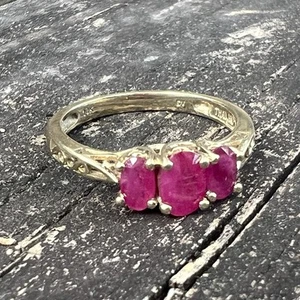 Vtg Estate 10k Yellow Gold & Ruby 3 Stone Ring Band Size 7 - Picture 1 of 21