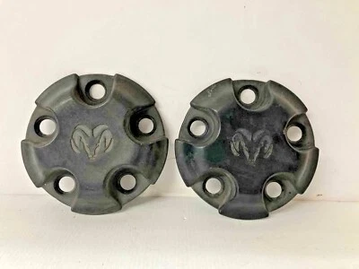 Dodge Ram 1500 2004 tapacubos centrales de rueda 5 orejetas negras OEM 52110444AA juego de 2 Foto 1 de 3