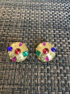 Pendientes con clip cabujón multicolor en tono dorado de los años 80 - Imagen 1 de 6