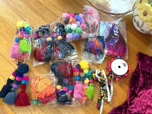 Bunte Bommel Quaste Lot Borte & Feder zum Basteln Schlüsselanhänger Dekor Fiesta - Bild 1 von 7