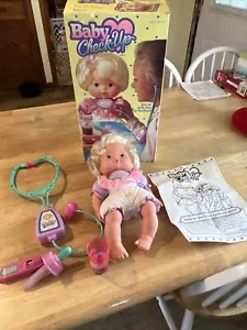 Vintage 1993 Kenner Baby Check-up Puppe Baby lebendig arbeitender Herzschlag - Bild 1 von 7