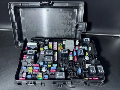 2017-2021 Chrysler Pacifica / Voyager 3.6L centro de distribuição de energia / caixa de fusíveis - Imagem 1 de 2