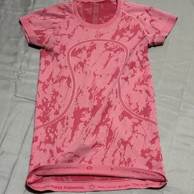 Camiseta manga corta Lululemon Swiftly Tech para mujer 4 XS rosa frambuesa camuflaje 2.0 Foto 1 de 4