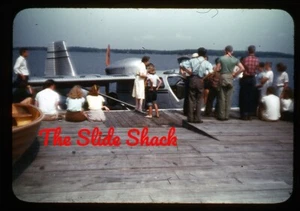 Menschen auf Dock mit Blick auf Wasserflugzeug Luftfahrt 1940er roter Rand Kodachrome Dia - Bild 1 von 1