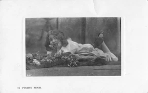 c1910s RPPC Cute Young Girl Posing - Bamforth Postkarte mit dem Titel "Nachdenkliche Stimmung" - Bild 1 von 2