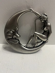 - Gürtelschnalle Akt Frau berührender Mond Vintage 1979 silberfarben größere Größe - Bild 1 von 4