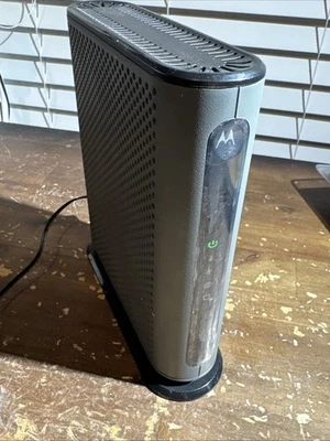 Motorola MB8611 Ultra Fast Gigabit Cable Modem DOCSIS 3.1 With Charger - Image 1 of 3