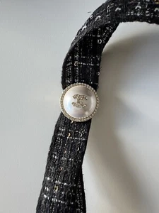 Chanel Christmas packaging Weihnachtsverpackung 2024 Perle Brosche WeihnachtenCC - Bild 1 von 3