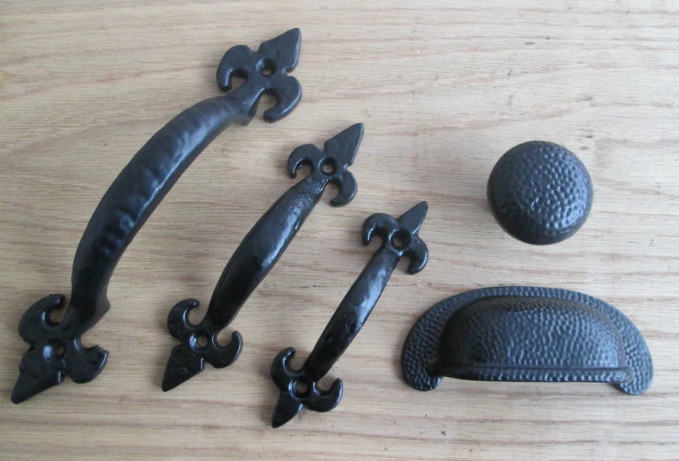 CAST IRON VINTAGE OLD STYLE CHEST DRAWER CUPBOARD CABINET DOOR FITTING - Image 1 of 1