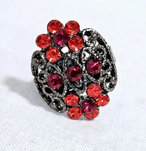 Silver Tone Cocktail Ring Red Stones Size 8 Adjustable J3-1528 - Imagen 1 de 4