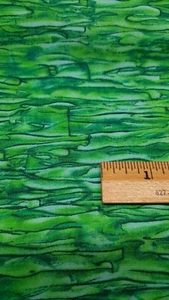 Quilter's Only 100 % Baumwolle Quilt Stoff grün Mix Farben in Bewegung BTHY - Bild 1 von 5