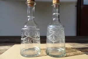 c. 1860 KARAFFE 2x WEINFLASCHE Biedermeier FLASCHE Abrissglas geätzt gerutscht - Picture 1 of 13