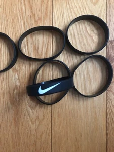 Paquete de 6 pulseras Nike Swoosh de silicona negras juveniles pequeñas con logotipo nuevo - Imagen 1 de 3