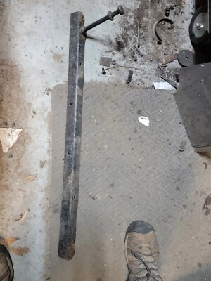 1953 a 1956 Ford Truck F100 F250 suporte de quadro de pneu sobressalente, com parafuso - Imagem 1 de 3