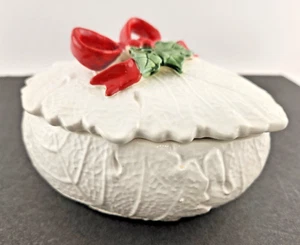 Plato con tapa de porcelana Lefton de colección hoja blanca forma de corazón arco rojo acebo y bayas - Imagen 1 de 9