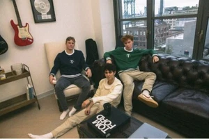 TRINITY COLLEGE Hartford, CT Classic/Retro Feel PULL-OVERS SWEATSHIRTS 3 Colors - Picture 1 of 7
