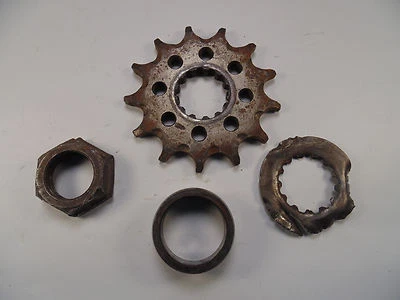 2003 03 04 02 05 Yamaha Yz450f Yz 450f montaje de piñón de cadena delantera  Foto 1 de 4