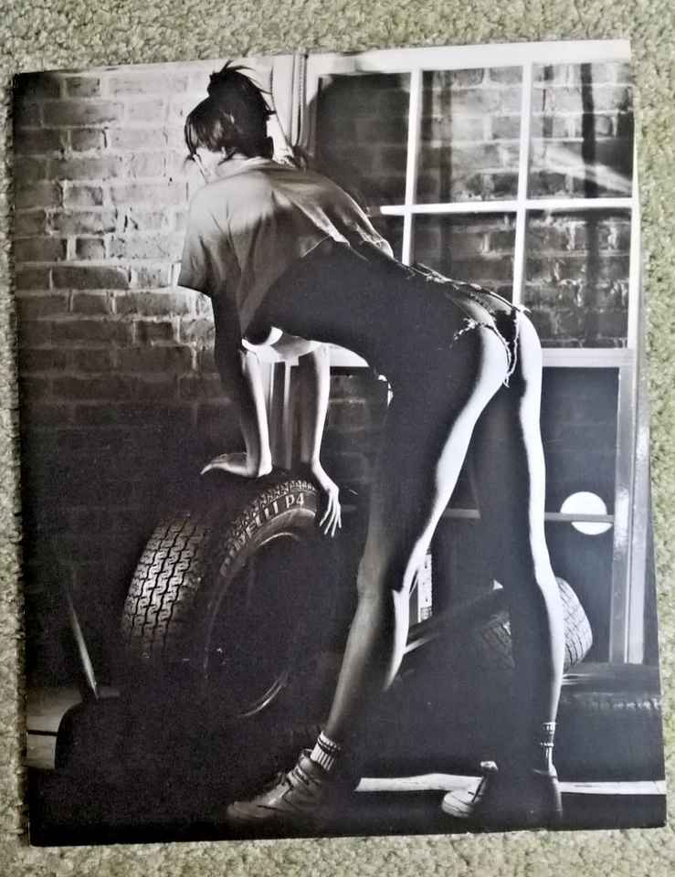 "Erotisches s/w-Mini-Poster -Frau beim Reifenwechsel-", Pappkarte, 30 x 24 cm - Bild 1 von 1