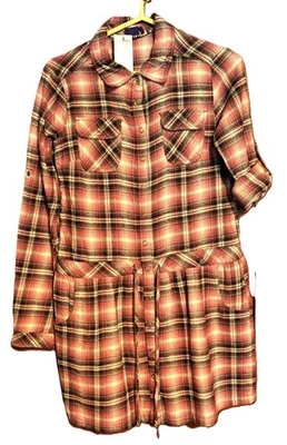 Vestido Miley Cyrus Max Azria Frontal a Presión Cordón M LS, Conv Slv Tab PET RESCUE Foto 1 de 4