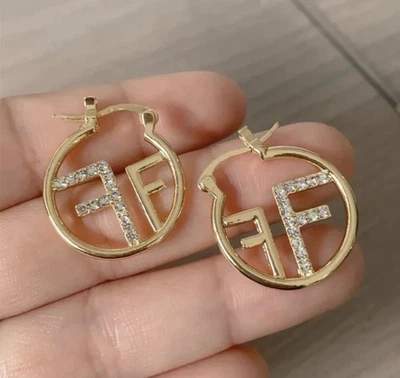 Mini pendientes pequeños FF Initials Inspo Hoop oro inicial con cristales de plata Foto 1 de 4