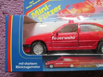 rotes Modellauto Opel Omega Feuerwehr mit Rückzugsmotor, originalverpackt - Bild 1 von 4