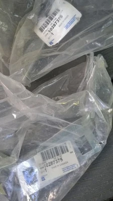 2 NOS GM Fender headlight Bracket 10287376 10287375 2000-2005 Chevrolet impala Foto 1 de 4