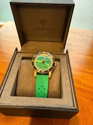 TOTALMENTE NUEVO Reloj Zodiac Super Sea Wolf ZO9305 para Hombre con Caja - Verde Espuma de Mar Nuevo con Etiquetas Foto 1 de 4