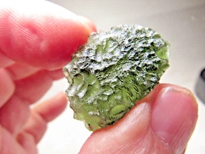 NIEDRIGER PREIS! BESTES ANGEBOT! TRAUMHAFTER FUND! PRACHTVOLLES MOLDAVIT SCHLAGGLAS! 9.1 GM - Bild 1 von 7