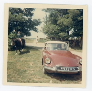 PHOTO amateur SNAPSHOT KODAK, DS rouge voiture ancienne cheval trio - Picture 1 of 2