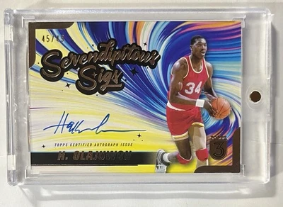 2024 Topps Hakeem Olajuwon Serendipitous Sigs #SS-H0 automático/49 Rockets Salón de la fama Foto 1 de 2